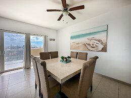 Admire Sea View From a Stunning Condo