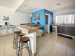 Admire Sea View From a Stunning Condo