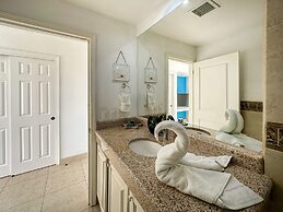 Admire Sea View From a Stunning Condo