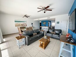 Admire Sea View From a Stunning Condo