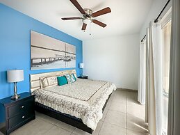 Admire Sea View From a Stunning Condo