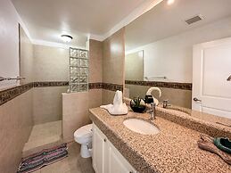 Admire Sea View From a Stunning Condo