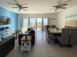Admire Sea View From a Stunning Condo