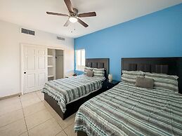 Admire Sea View From a Stunning Condo