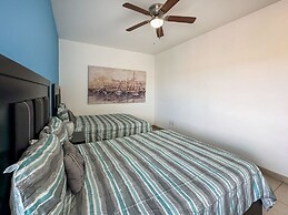 Admire Sea View From a Stunning Condo