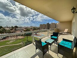 Admire Sea View From a Stunning Condo