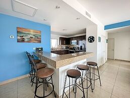 Admire Sea View From a Stunning Condo