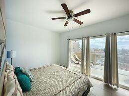 Admire Sea View From a Stunning Condo