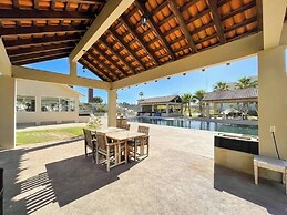 Admire Sea View From a Stunning Condo