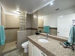 Admire Sea View From a Stunning Condo