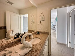 Admire Sea View From a Stunning Condo