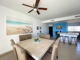 Admire Sea View From a Stunning Condo
