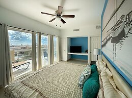 Admire Sea View From a Stunning Condo