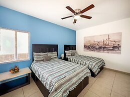 Admire Sea View From a Stunning Condo