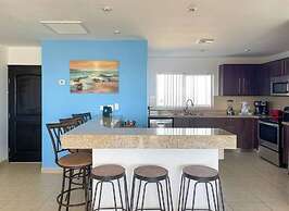 Admire Sea View From a Stunning Condo