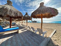 Gorgeous Beachfront Gem With Water Slides
