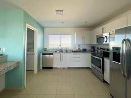 Modern Ocean View Condo With Pools Gym