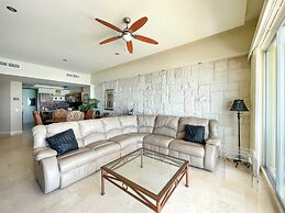 Hidden Gem Condo With Pools Private Beach