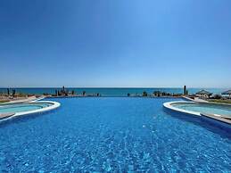 Stylish Condo With Serene Beach Infinity Pool