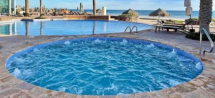 Stylish Condo With Serene Beach Infinity Pool