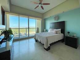 Stylish Condo With Serene Beach Infinity Pool