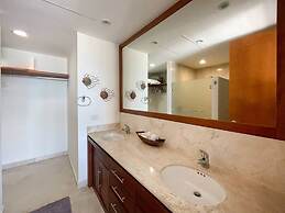 Beachfront Condo With Pools Beach Access