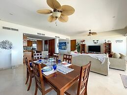 Beachfront Condo With Pools Beach Access