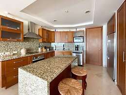 Beachfront Condo With Pools Beach Access