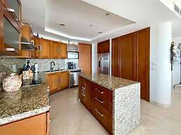 Beachfront Condo With Pools Beach Access