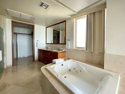 Oceanfront Condo With Astonishing View