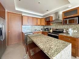 Oceanfront Condo With Astonishing View