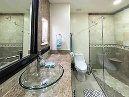 Upscale Ocean View Condo Close to it all Great