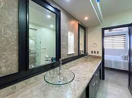 Upscale Ocean View Condo Close to it all Great
