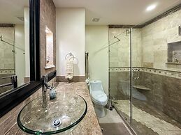 Upscale Ocean View Condo Close to it all Great