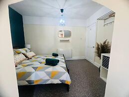 Family 4-bed Apartment in Dawlish With Sea View