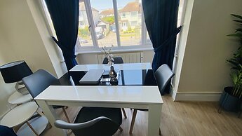 Family 4-bed Apartment in Dawlish With Sea View