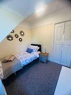 Family 4-bed Apartment in Dawlish With Sea View