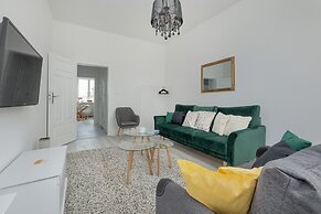 Spacious Grunwaldzka 77 by Renters