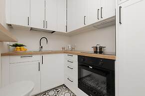 Apartment With View Zlota 61 by Renters