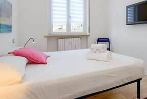 Immaculate 2-bed Apartment in Desenzano del Garda