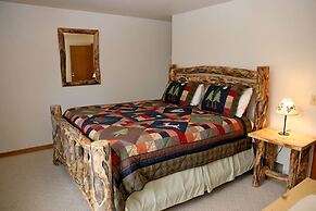 Lazy R Cottages: 14 2 Bedroom Cabin