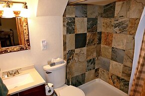 Lazy R Cottages: 4 1 Bedroom Cabin