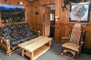 Lazy R Cottages: 6 2 Bedroom Cabin