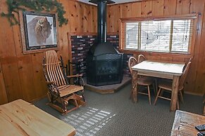 Lazy R Cottages: 6 2 Bedroom Cabin