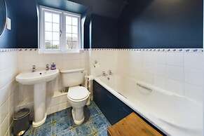 The Fosse Way Cottage - Breathtaking 5bdr Cottage With Parking Garden