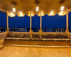 Floating Luxury Group Of Houseboats