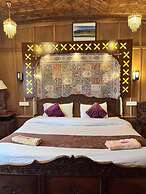 Floating Luxury Group Of Houseboats