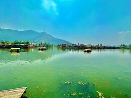 Floating Luxury Group Of Houseboats
