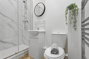 En-suite Room With Separate Kitchen in Nottingham