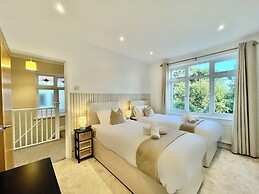 Stylish 3-bed House in Hornchurch - Free Parking